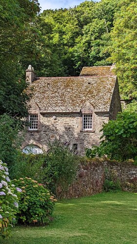 Seafront mill in the grounds of a manor house, for 4 to 6 people and their pets
