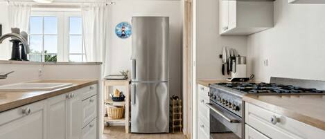 Een koelkast, een microgolfoven, een vaatwasser