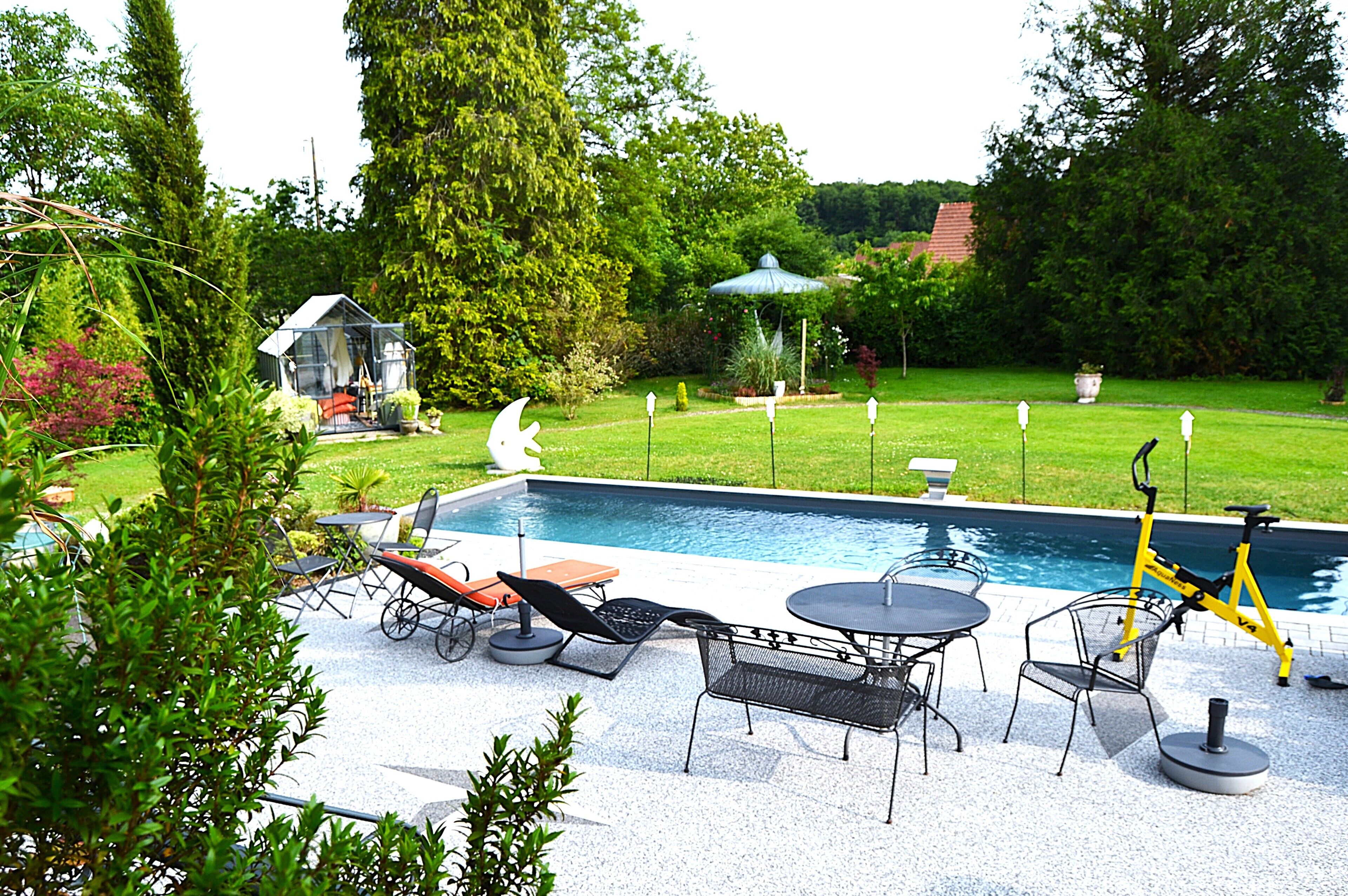 Dobbeltrom – deluxe, balkong, hageutsikt | Blendingsgardiner, strykejern/-brett og wi-fi (inkludert)