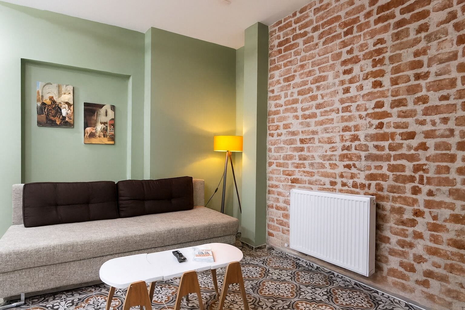 Perhesviitti | Minibaari, tallelokero huoneessa, yksilöllisesti sisustettu