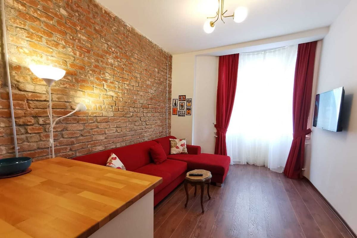 Deluxe Suite | Minibar, in-room safe, individually decorated, individually furnished