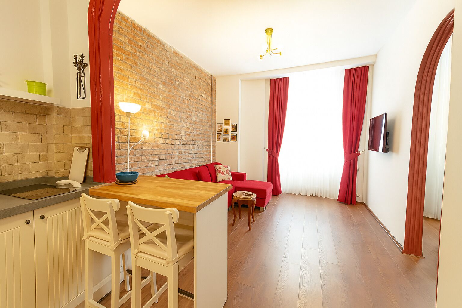 Kahden hengen deluxe-huone | Minibaari, tallelokero huoneessa, yksilöllisesti sisustettu