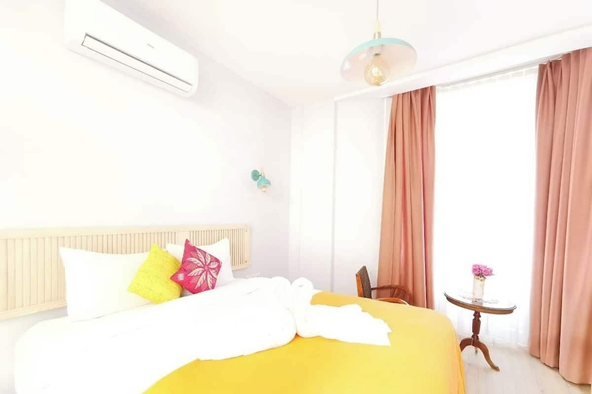 Family Suite | Minibar, in-room safe, individually decorated, individually furnished