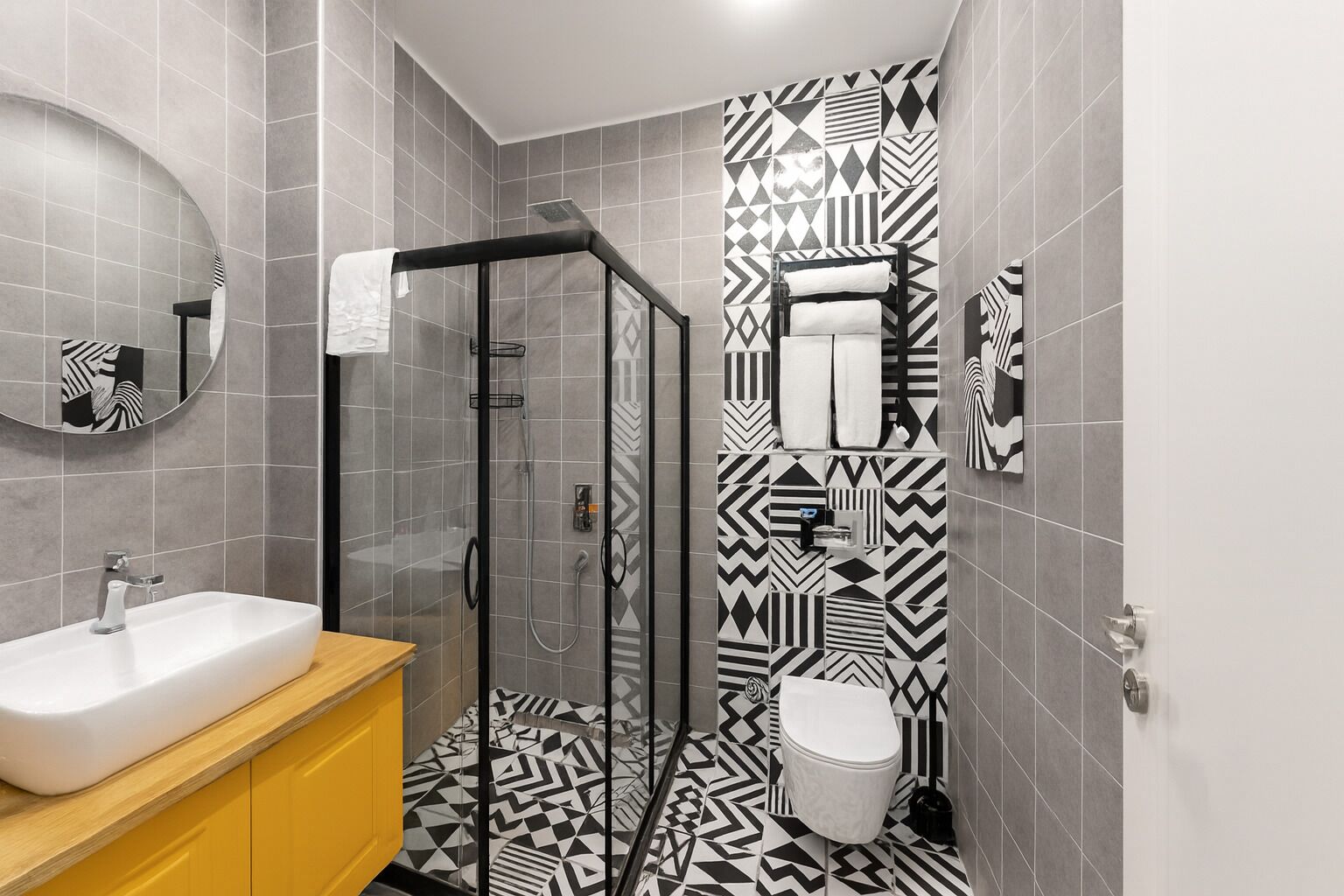 Deluxe Suite | Bathroom | Shower, rainfall showerhead, hair dryer, slippers