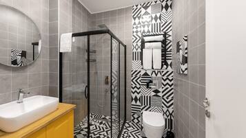 Deluxe Suite | Bathroom | Shower, rainfall showerhead, hair dryer, slippers