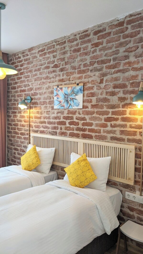 Family Suite | Minibar, in-room safe, individually decorated, individually furnished