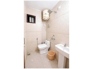 Douche, douche à « effet pluie », chaussons, serviettes fournies