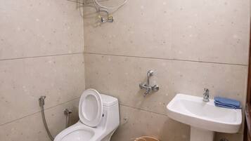 Een douche, een regendouche, pantoffels, handdoeken