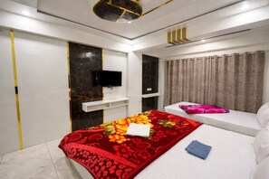 Deluxe-Dreibettzimmer | Allergikerbettwaren, Schreibtisch, schallisolierte Zimmer, Bettwäsche