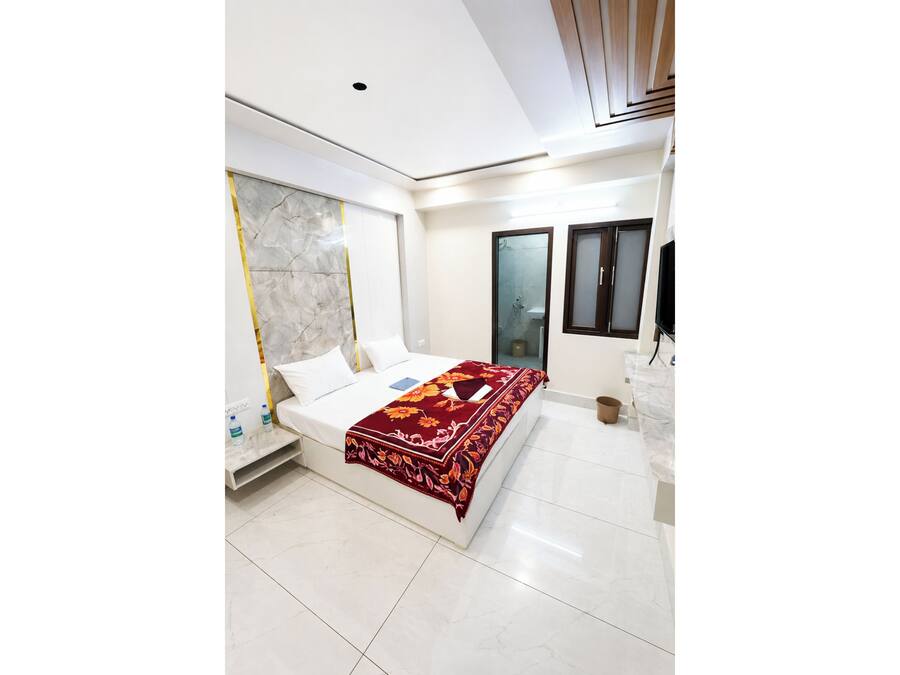 Deluxe Double Room | Hypo-allergenic bedding, desk, soundproofing, bed sheets