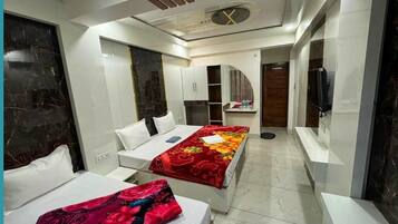 Deluxe Quadruple Room | Desk, soundproofing, bed sheets