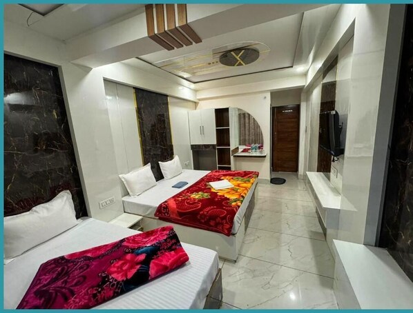 Deluxe Quadruple Room | Desk, free WiFi