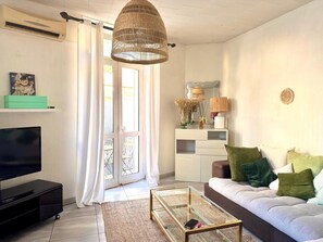 TV - Duplex with terrace and balcony Cannes center (Croisette & Palais des festivals) (Cannes)