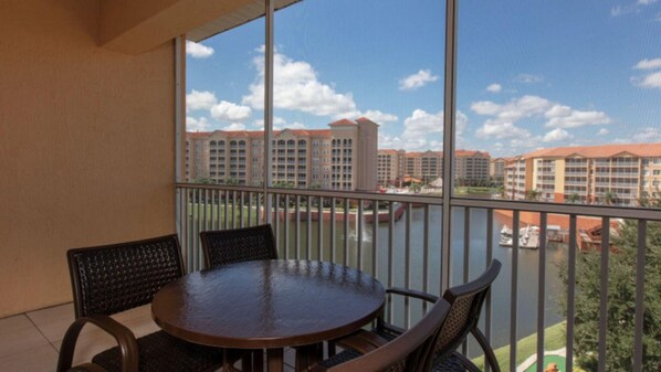 تناول الطعام بالخارج