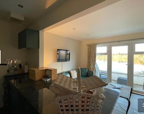 Apartment, Seeblick | Wohnbereich | Kinderspielzeug, Drucker