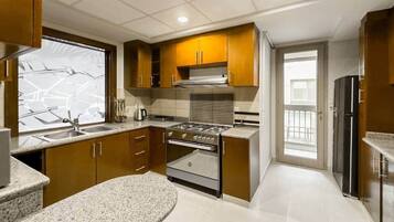 Réfrigérateur, four, plaque de cuisson