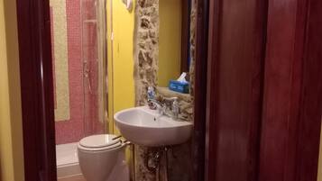 Asciugacapelli, asciugamani, sapone, carta igienica