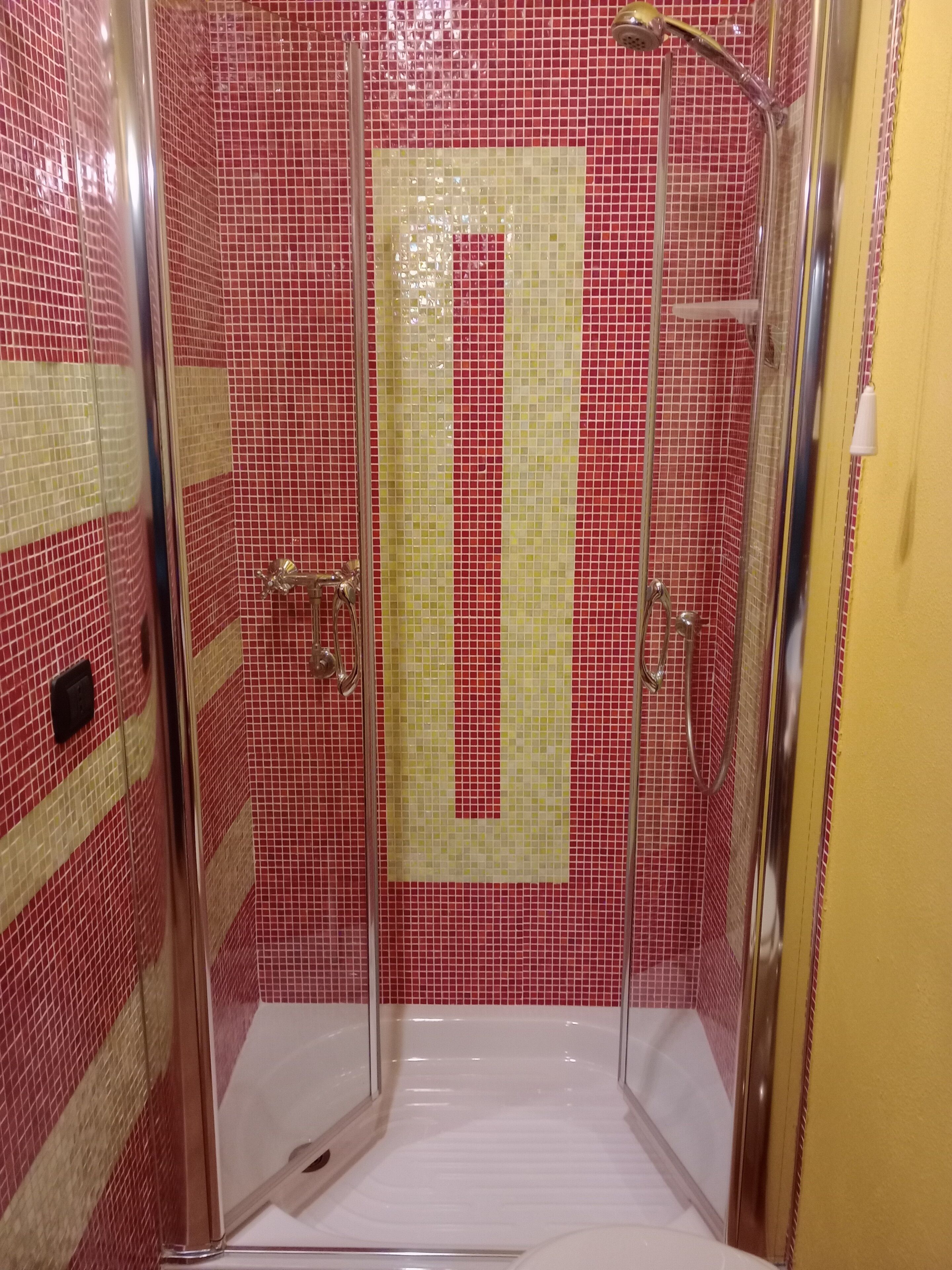 Haartrockner, Handtücher, Seife, Toilettenpapier