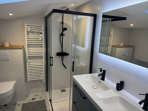 Douche, sèche-cheveux, serviettes fournies, savon