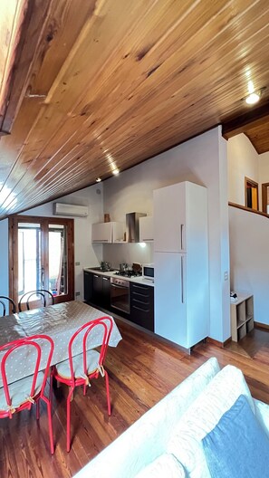 Microwave, oven, stovetop - Stylish spacious private attic apartment ideally located in Castelfranco Veneto (Castelfranco Veneto)