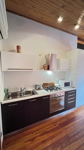 Microwave, oven, stovetop - Stylish spacious private attic apartment ideally located in Castelfranco Veneto (Castelfranco Veneto)