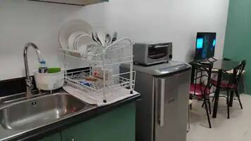 Fridge, microwave, stovetop, cookware/dishes/utensils