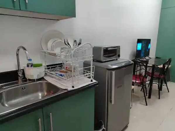 ثلاجة، ميكروويف، موقد طهي مسطح، مستلزمات طهي/أطباق/أوعية