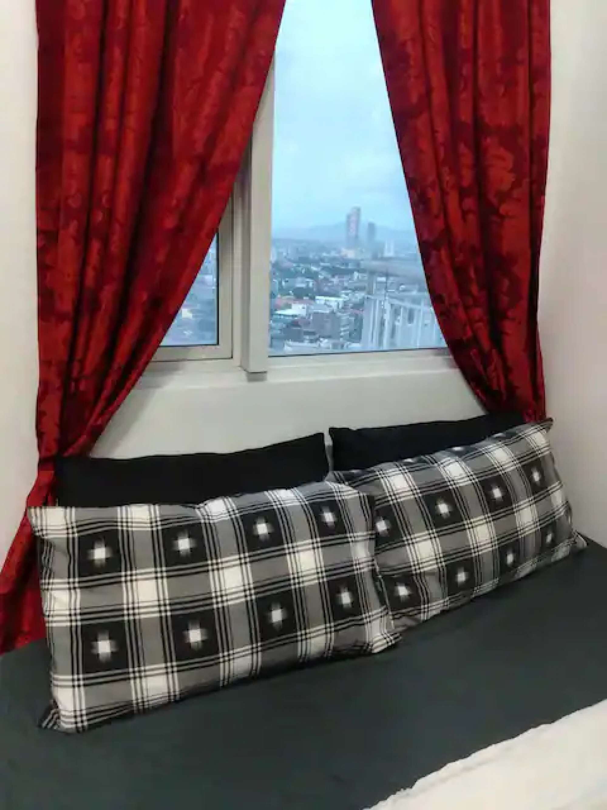 Escritorio, wifi y ropa de cama 