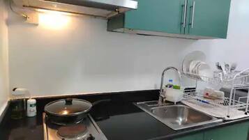 冰箱、微波炉、炉灶、厨具/餐具