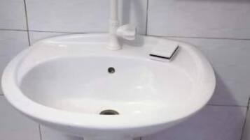 Suihku, pyyhkeet, saippua, vessapaperi