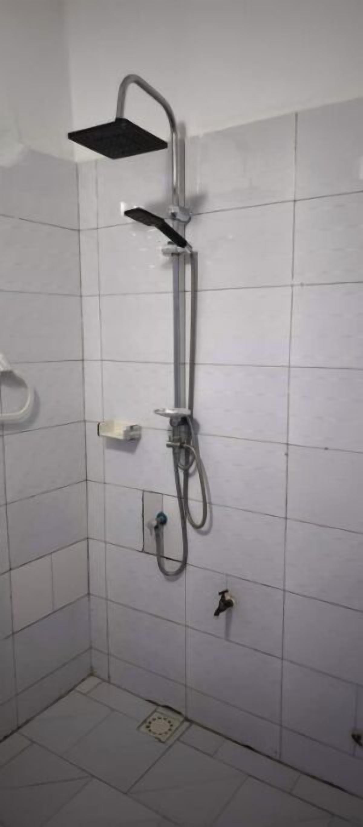 Dusj, håndklær, såpe og toalettpapir