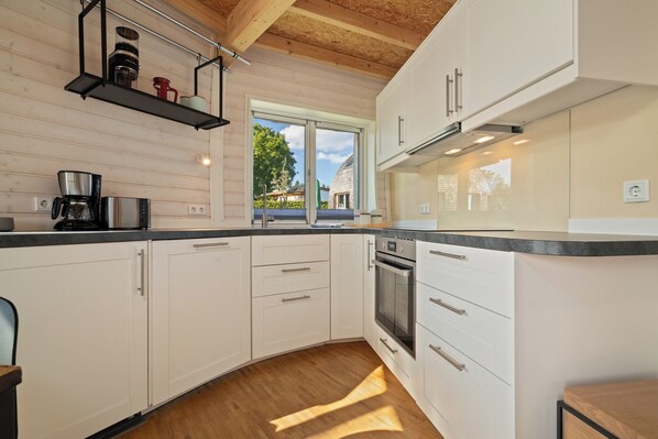 Fridge, oven, stovetop, dishwasher