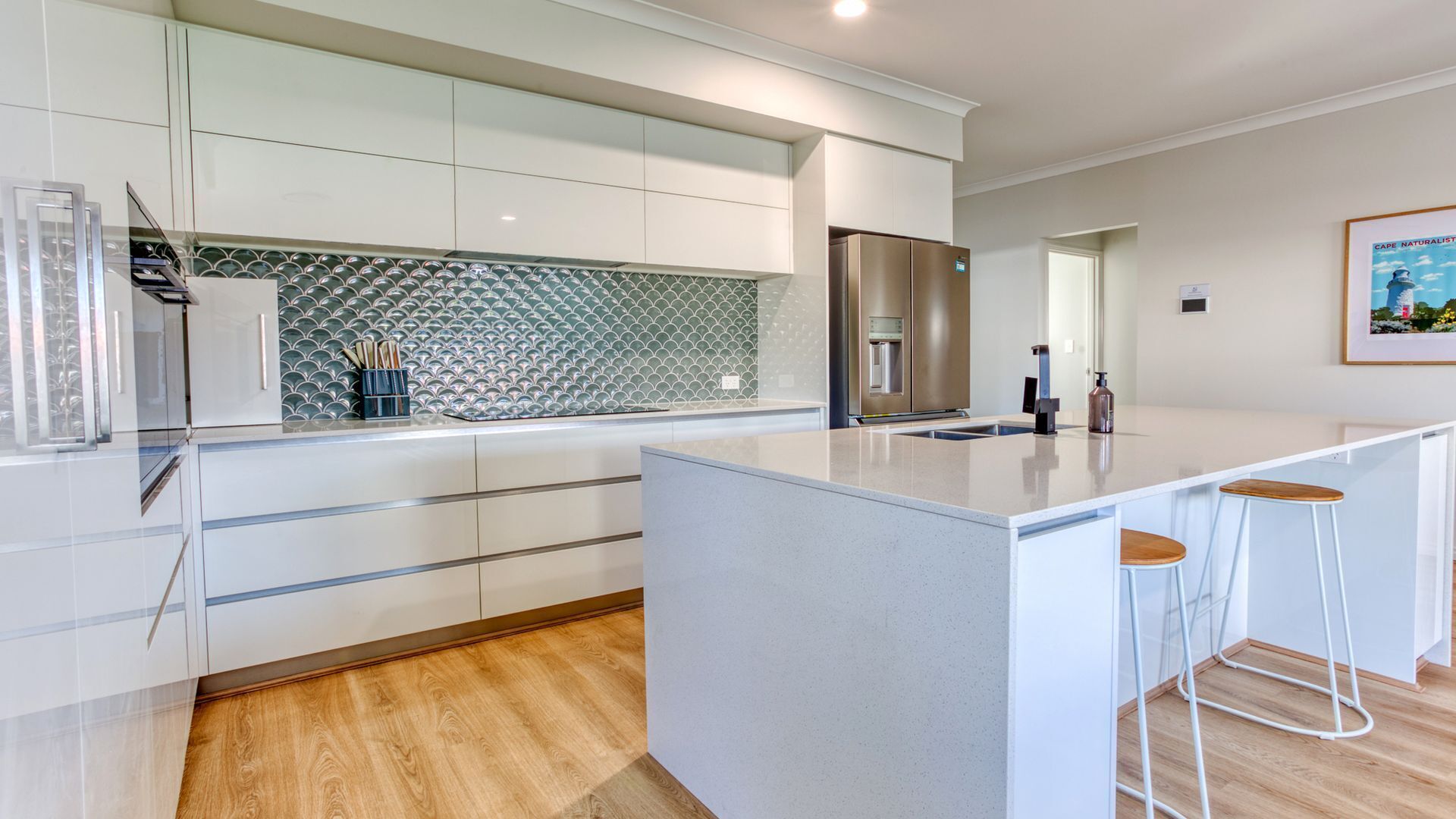 冷蔵庫、電子レンジ、オーブン、コンロ