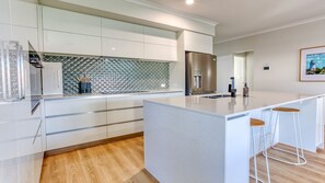 Fridge, microwave, oven, stovetop - Mollymook SW – A Stylish Coastal Retreat in West Busselton (West Busselton)
