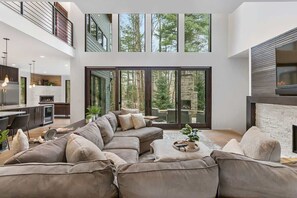 Tv, eldstad och kontor