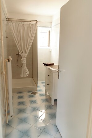Dusche, Handtücher, Seife, Toilettenpapier