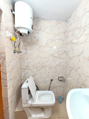 Double Room | Bathroom | Shower, soap, shampoo, toilet paper