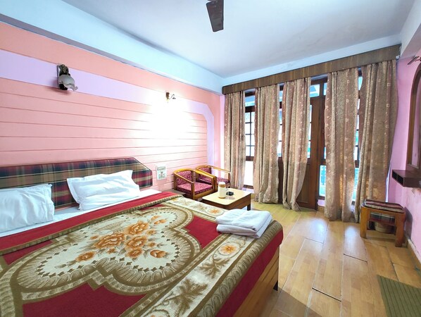 Deluxe Double Room | Hypo-allergenic bedding, desk, soundproofing, free WiFi