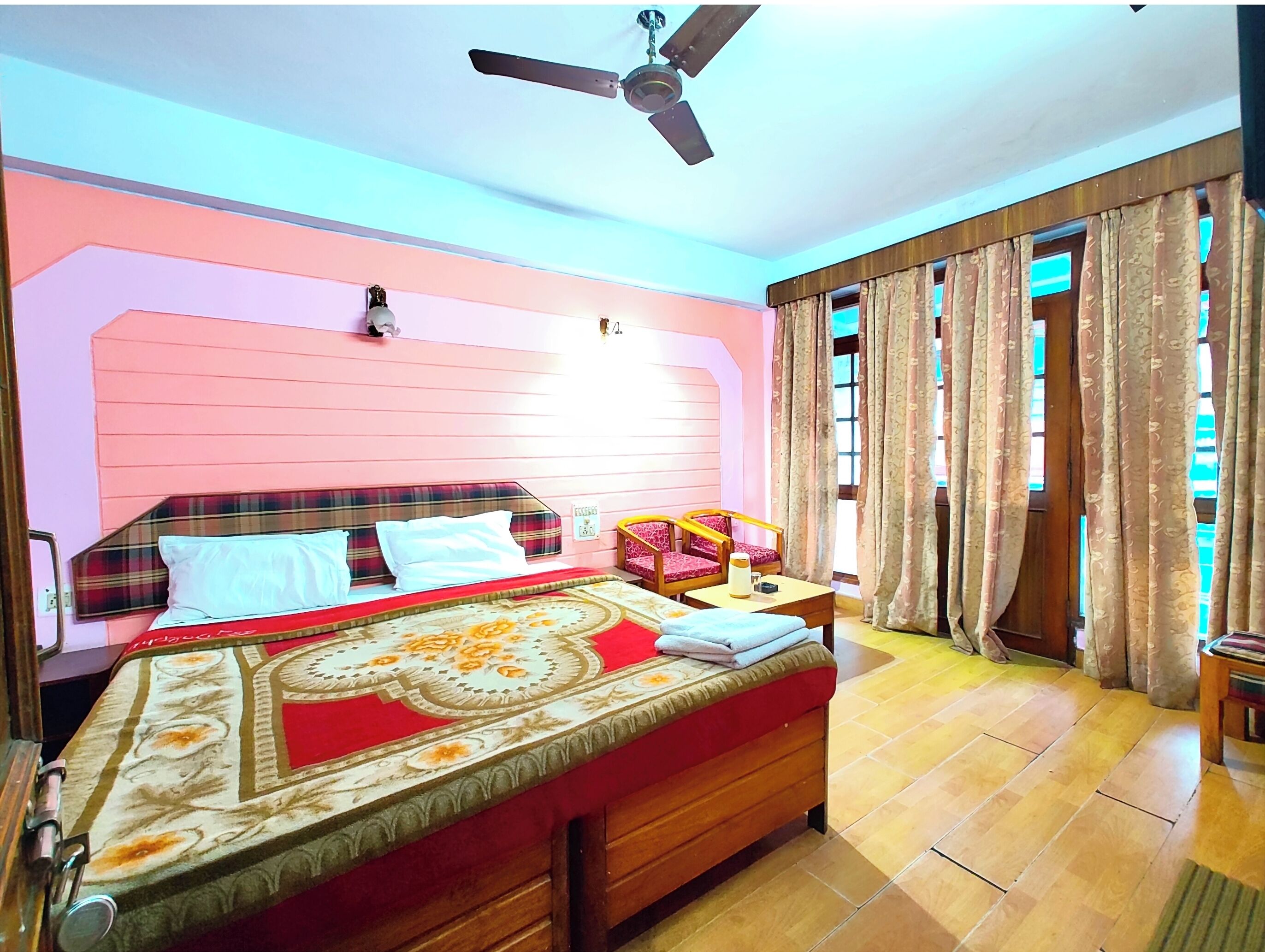 Habitación doble Deluxe | Ropa de cama hipoalergénica, escritorio, insonorización y wifi gratis 