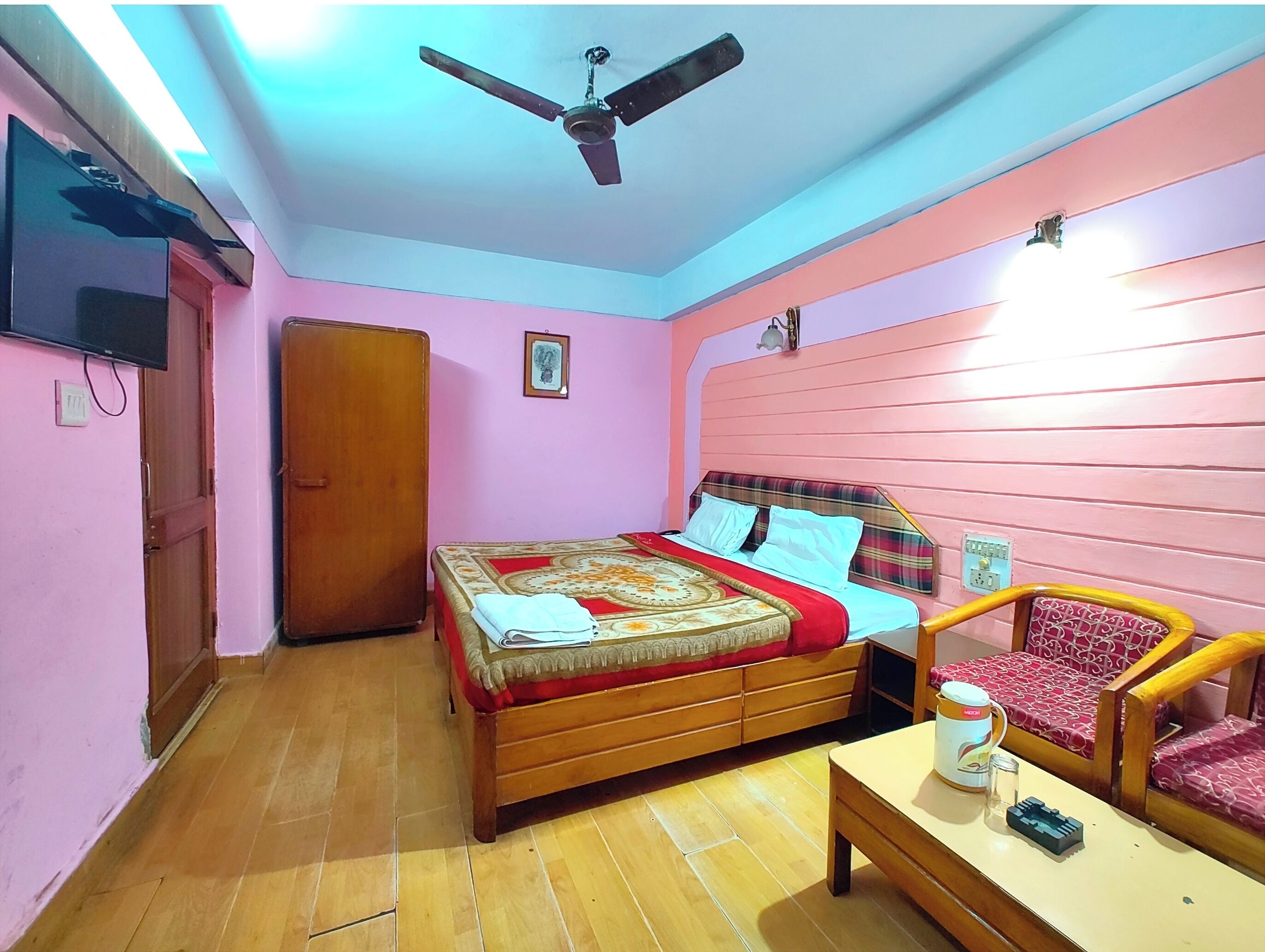 Habitación doble Deluxe, varias camas | Ropa de cama hipoalergénica, escritorio, insonorización y wifi gratis 