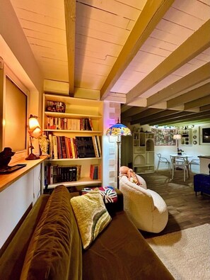 Perhehuoneisto, lanai, näköala pihalle | Äänieristys, silitysrauta/-lauta, ilmainen Wi-Fi