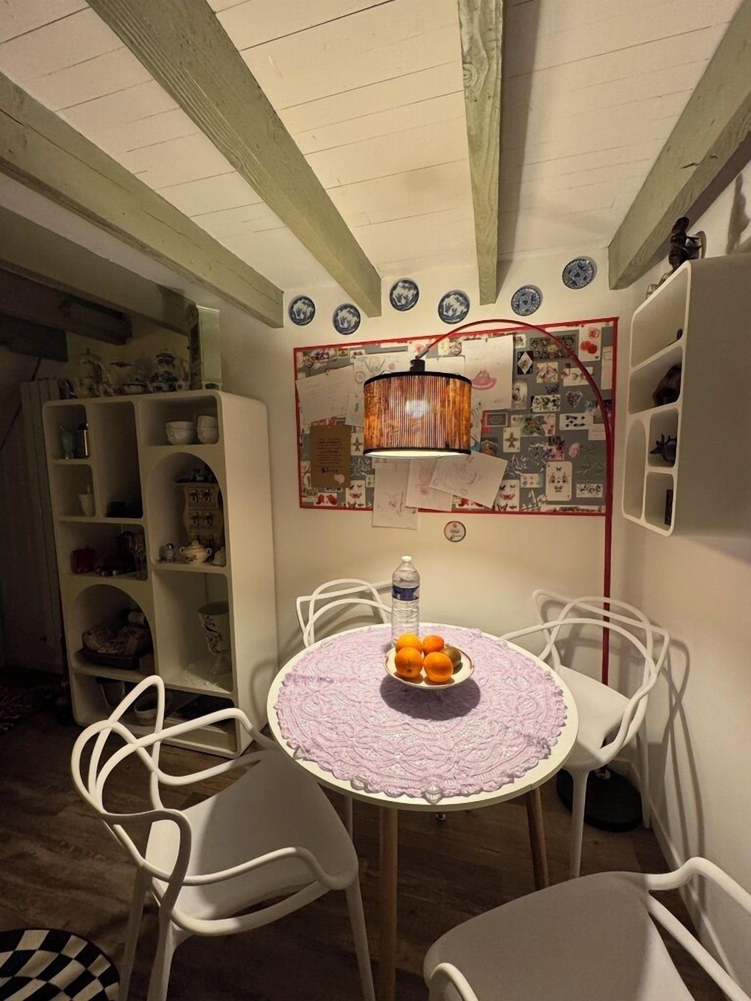 Familie appartement, veranda, uitzicht op de binnenplaats | Geluiddichte muren, een strijkplank/strijkijzer, gratis wifi