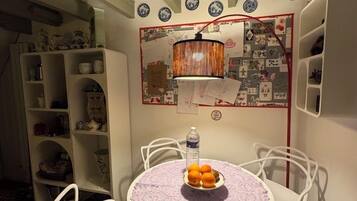 Familie appartement, veranda, uitzicht op de binnenplaats | Geluiddichte muren, een strijkplank/strijkijzer, gratis wifi