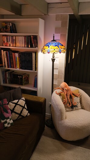 Departamento familiar, lanai, vista al patio | Área de sala de estar | Televisión 