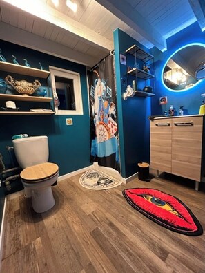Family Apartment, Lanai, Courtyard View | Bathroom