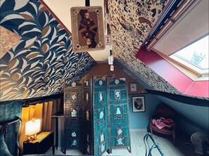 Appartement familial, patio, vue sur la cour intérieure | Système d’insonorisation, fer et planche à repasser