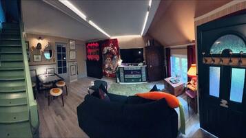 Familie appartement, terras, uitzicht op de binnenplaats | Geluiddichte muren, een strijkplank/strijkijzer, gratis wifi