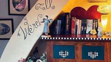 Familie appartement, terras, uitzicht op de binnenplaats | Geluiddichte muren, een strijkplank/strijkijzer, gratis wifi