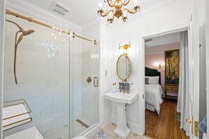 Hair dryer, towels - Artsy cottage in Downtown Fairhope - Sleeps 10, w/Golf Cart, Hot Tub, Screened Porch, and walking distance to bay! (Fairhope)
