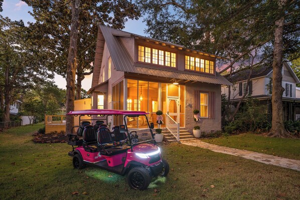 Exterior - Artsy cottage in Downtown Fairhope - Sleeps 10, w/Golf Cart, Hot Tub, Screened Porch, and walking distance to bay! (Fairhope)